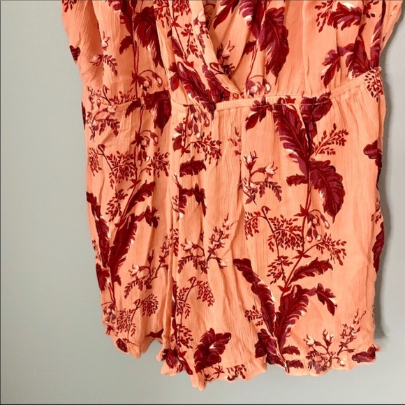 NWT- Top Shop Floral Romper. Size Large - Picture 3 of 6